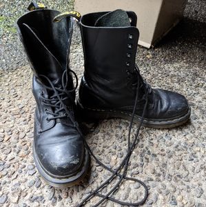 10-eyelet Doc Martens